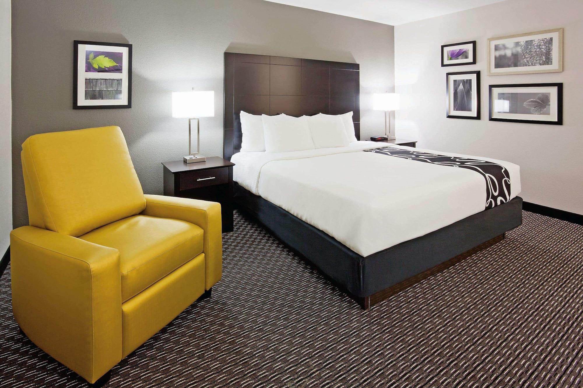 La Quinta Inn By Wyndham Oshkosh Exterior photo