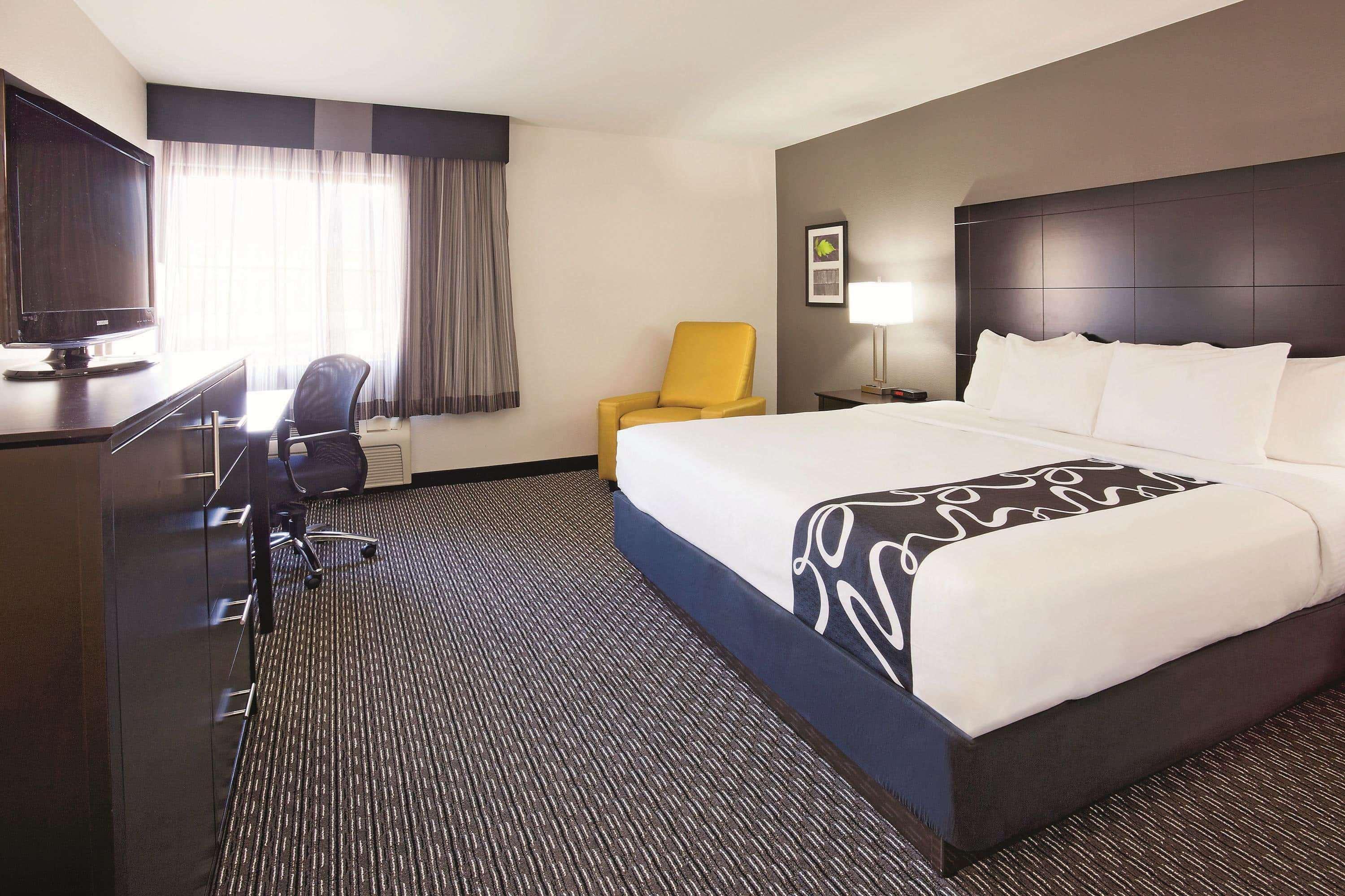 La Quinta Inn By Wyndham Oshkosh Exterior photo