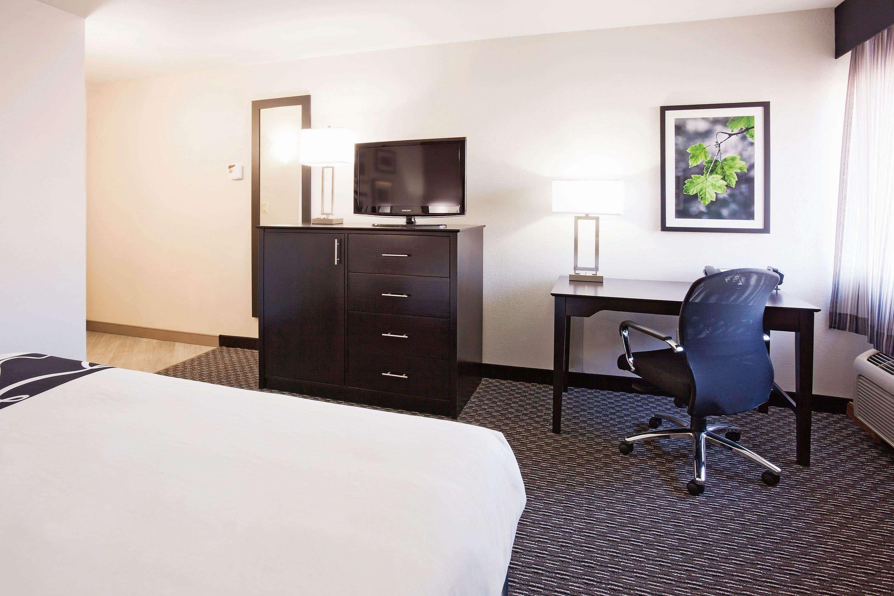 La Quinta Inn By Wyndham Oshkosh Exterior photo