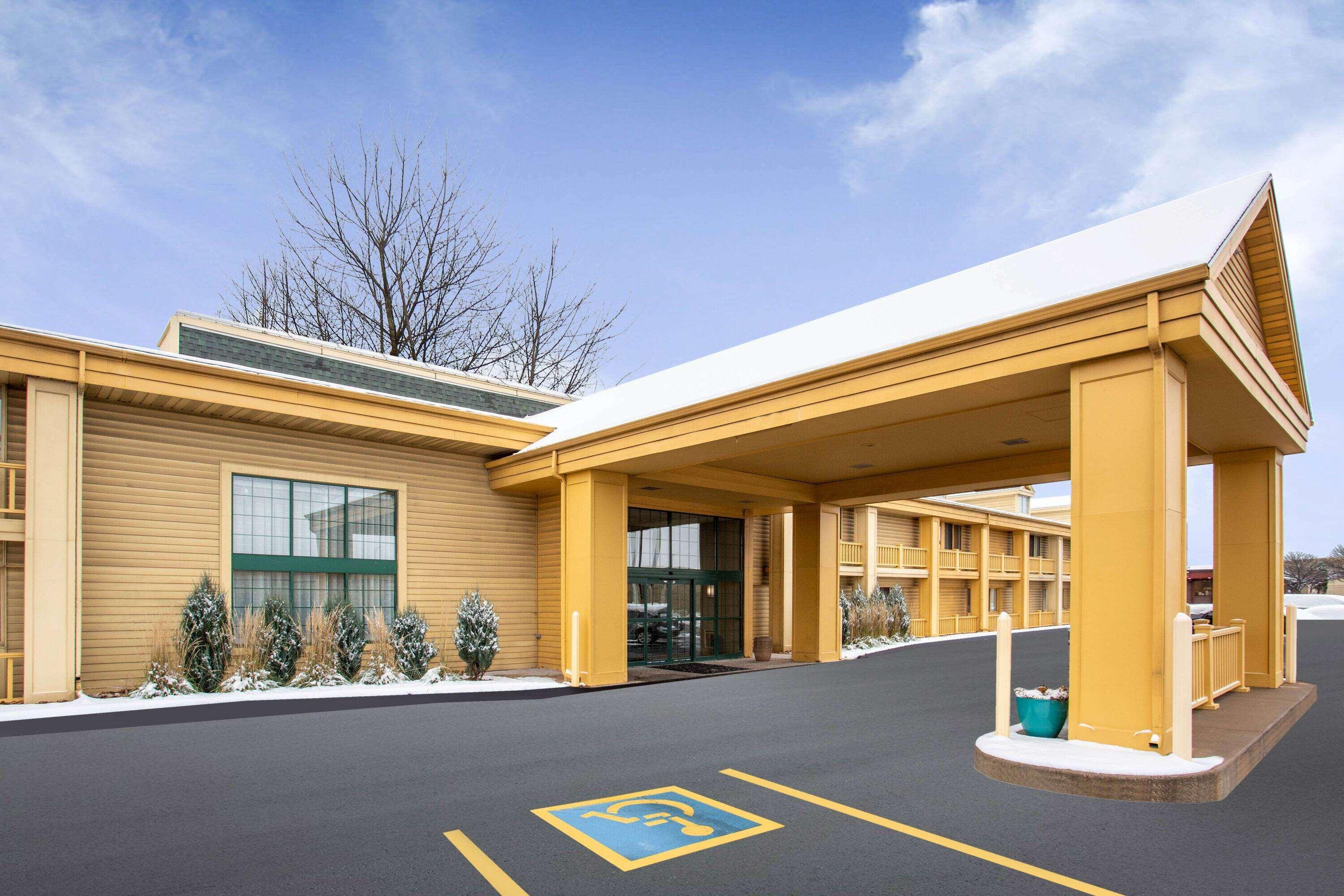 La Quinta Inn By Wyndham Oshkosh Exterior photo