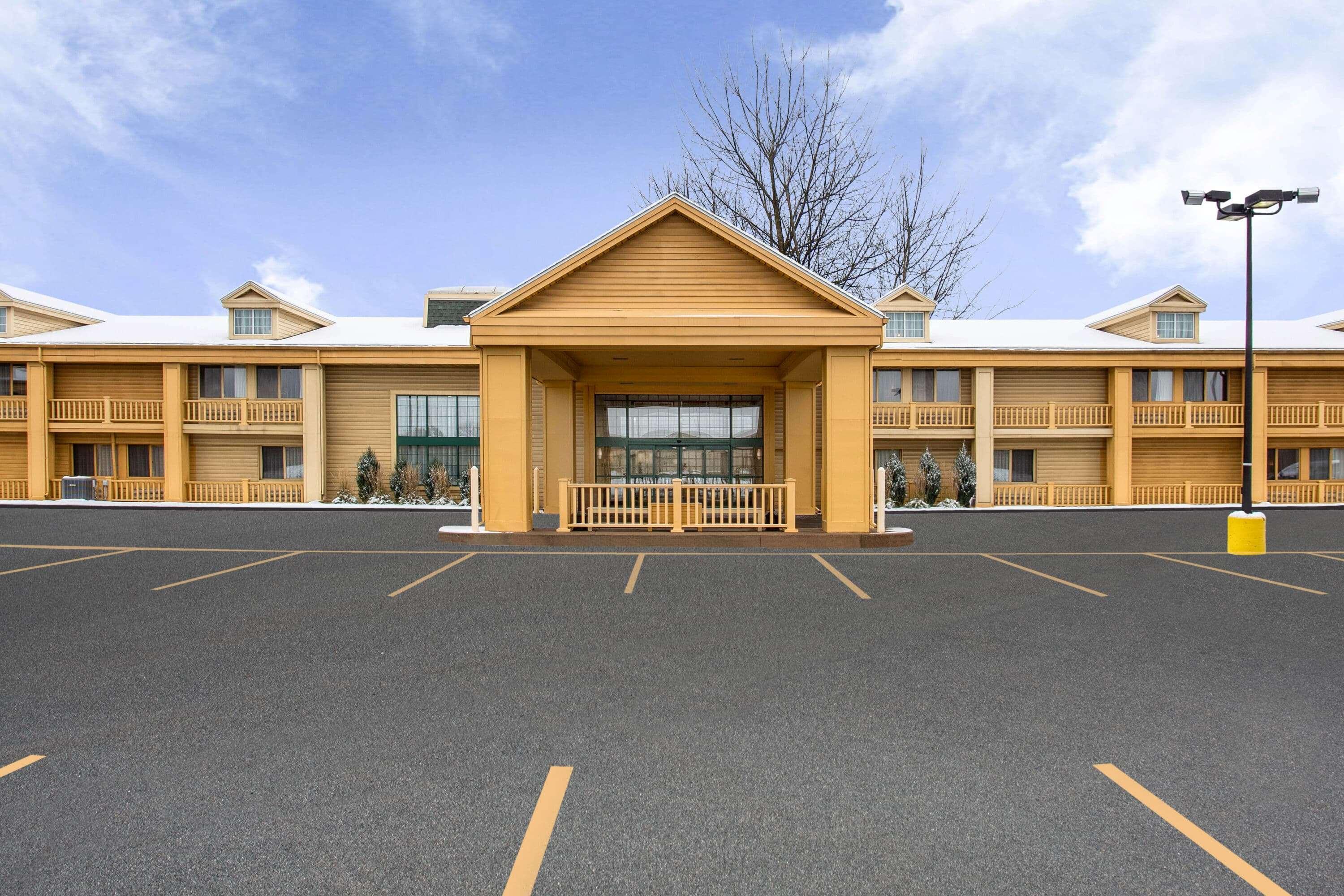 La Quinta Inn By Wyndham Oshkosh Exterior photo