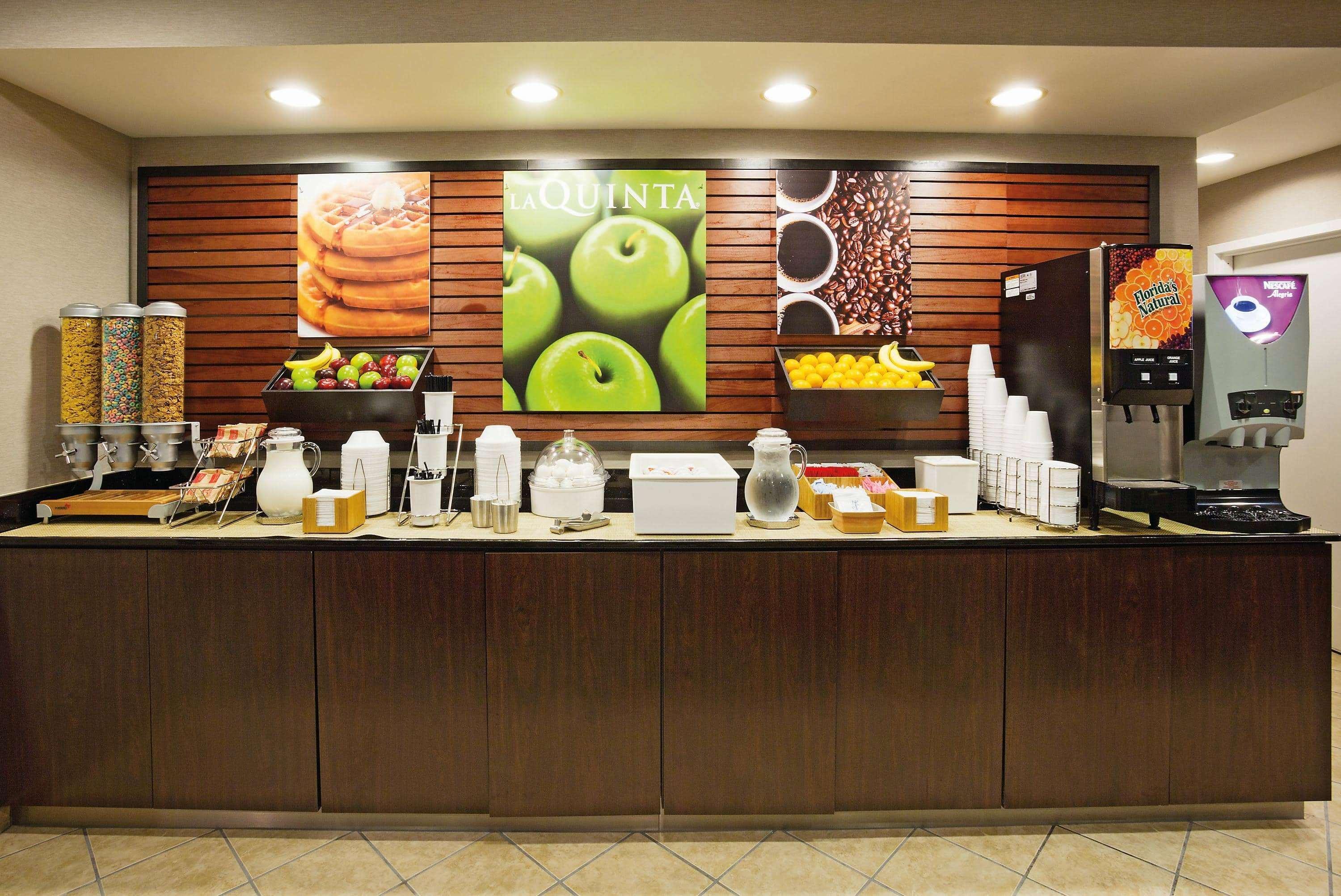 La Quinta Inn By Wyndham Oshkosh Exterior photo