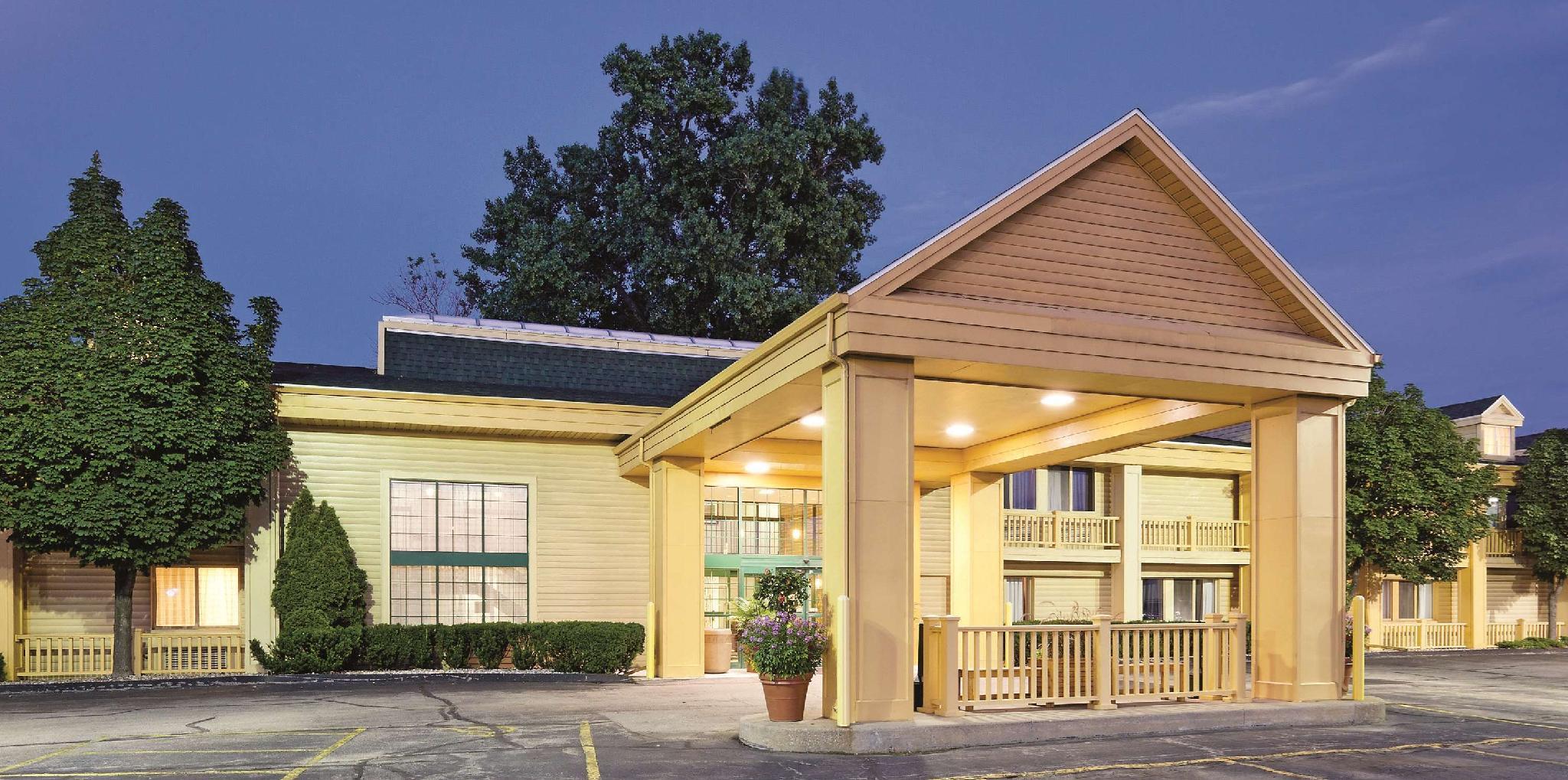 La Quinta Inn By Wyndham Oshkosh Exterior photo
