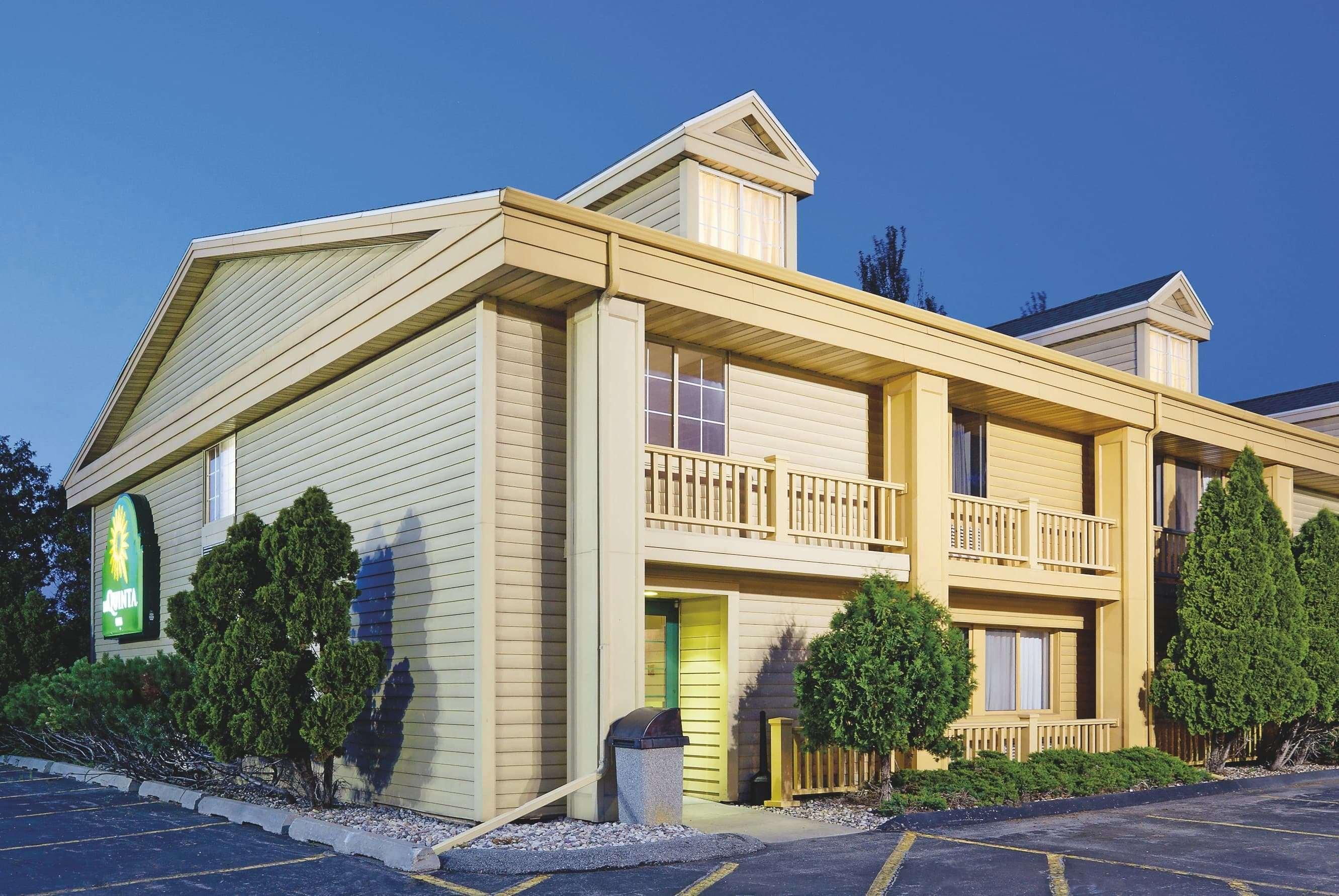 La Quinta Inn By Wyndham Oshkosh Exterior photo