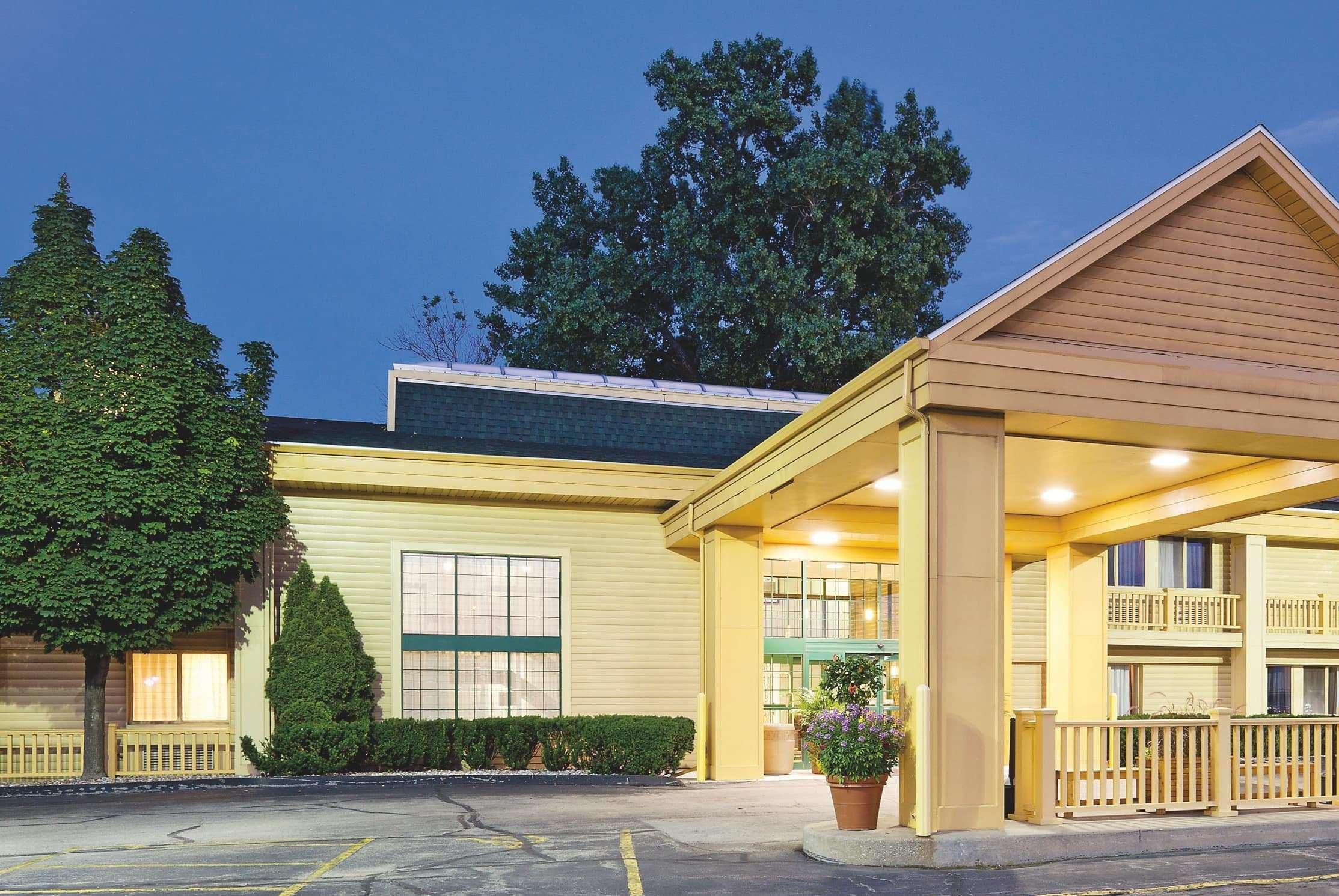 La Quinta Inn By Wyndham Oshkosh Exterior photo