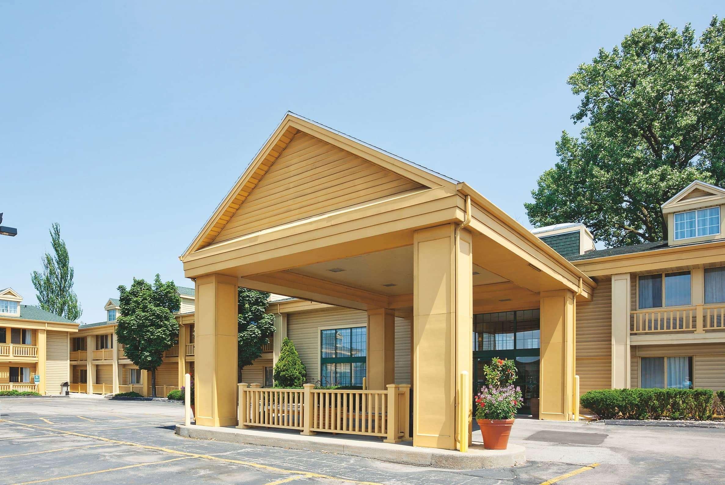 La Quinta Inn By Wyndham Oshkosh Exterior photo