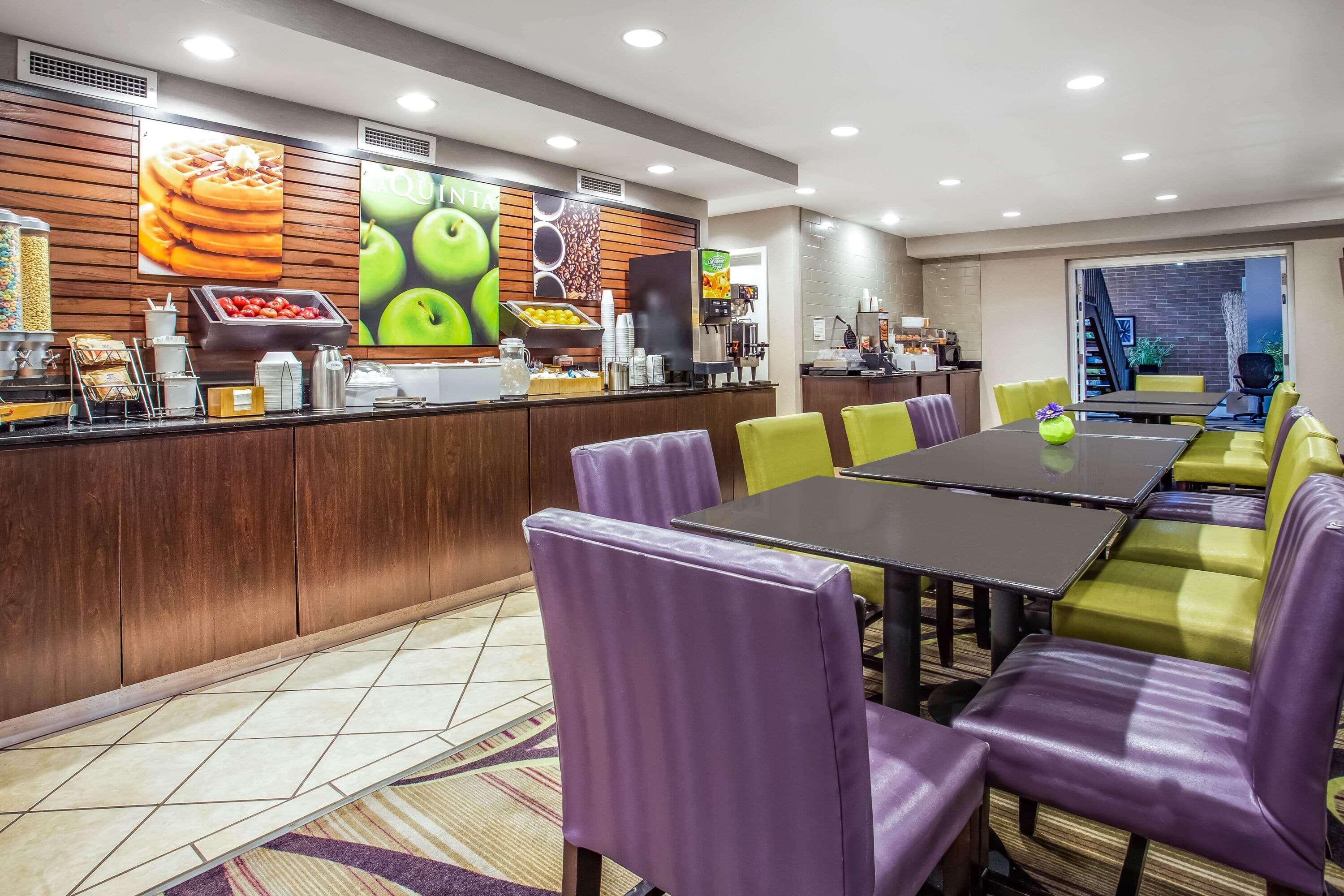 La Quinta Inn By Wyndham Oshkosh Exterior photo