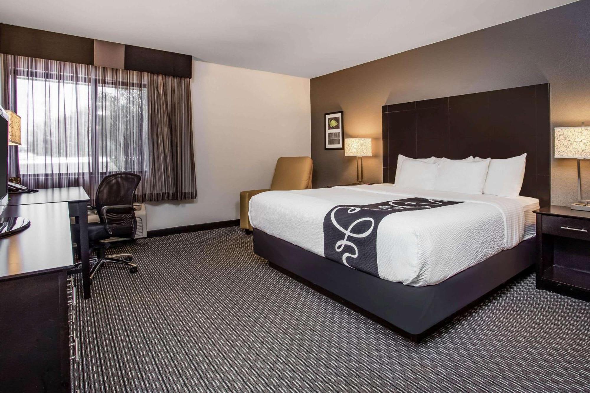 La Quinta Inn By Wyndham Oshkosh Room photo