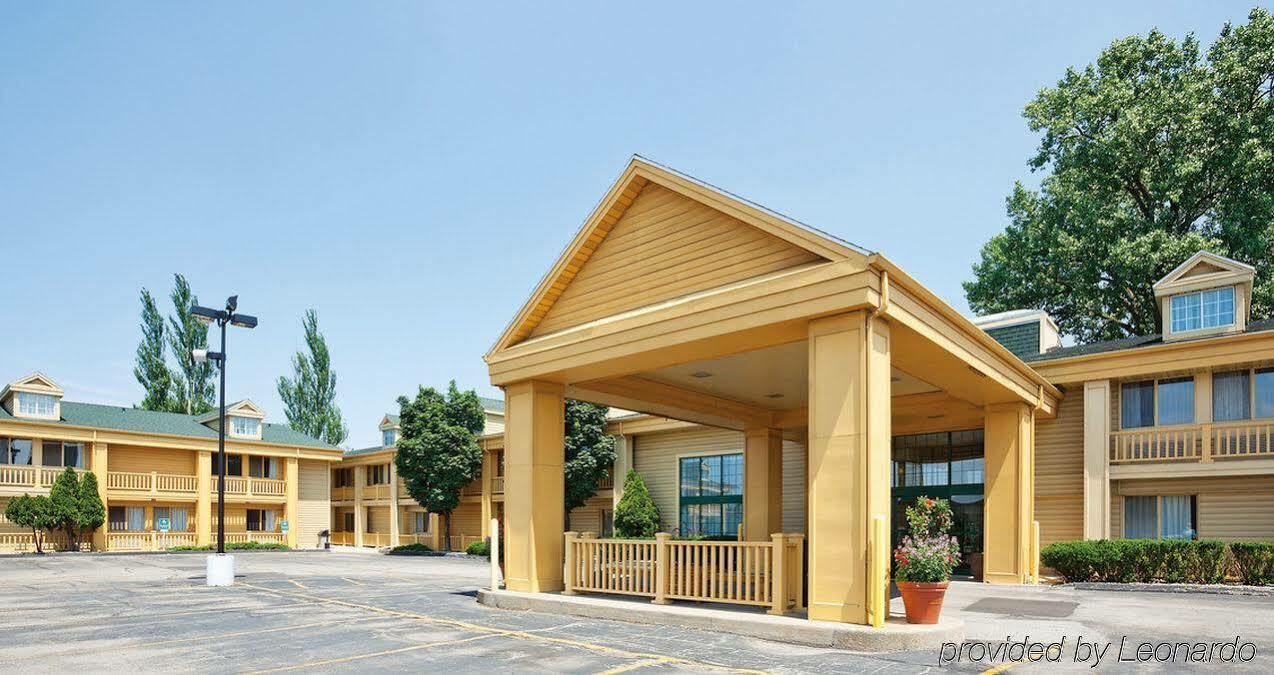 La Quinta Inn By Wyndham Oshkosh Exterior photo